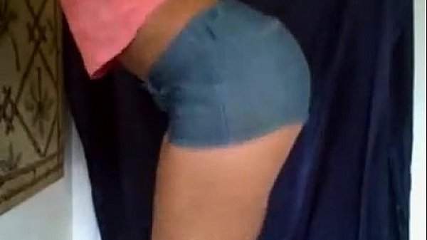 Loira rebola de shortinho