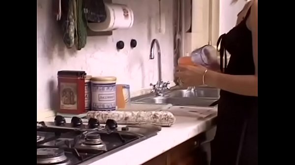 Lui la becca mentre si sta masturbando e la incula