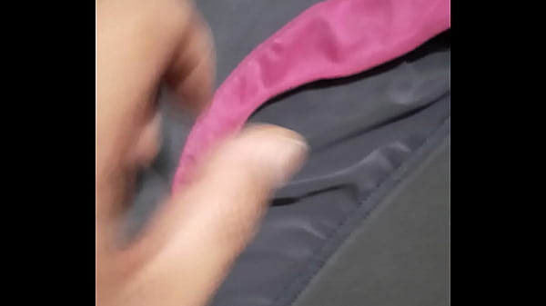 Calzoncito gris con aroma a lechita y sudor con rastros de leche