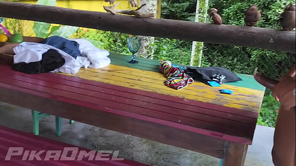 corno trouxe a esposa para comedor neg&atilde;o, Ela quis libera o cuzinho antes da cozada