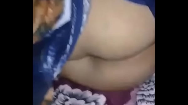 Esta casi despierta y le pico su culo d.