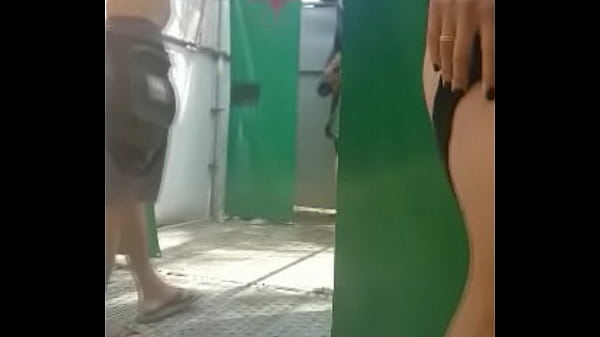 Esposa ninfa tomando banho pelada na praia provocando galera  