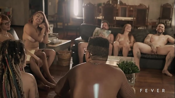 Primeira SURUBA da minha vida! 4 amigas e 3 amigos em putaria na brincadeira da garrafa