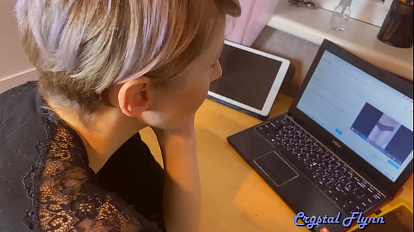 Русская милфа маслеными руками доводит его до оргазма