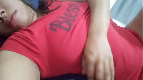 Jovencita levant&aacute;ndose exitada y se masturba con solo pensar en la pelicula de 50 sombras de greys quiere que la follen como la protagonista y pide verga a Gritos..