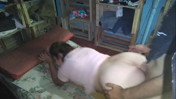 Linda mujer de vestidito rosadito tiene sexo en cama en el piso por la noche  