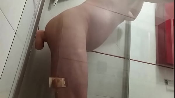Ops68ops e il dildone nel suo culo spanatissimo in doccia 