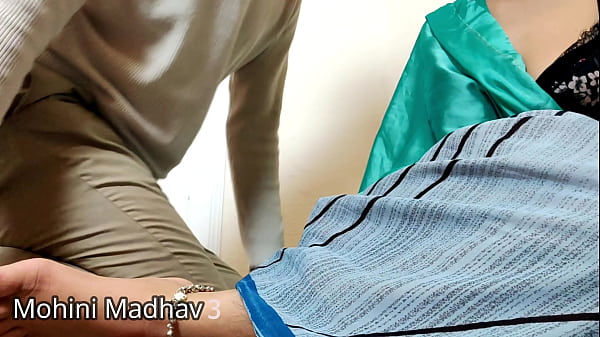 कामवाली बाई को दिवाली गिफ्ट देने के बहाने उससे दिन में चोद लिया