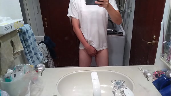 マン毛をむしりながらオナニーをします