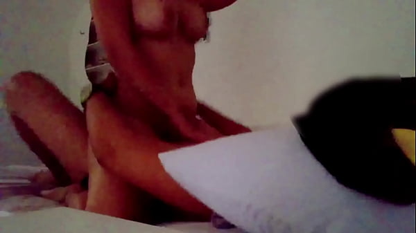 Visitei a aluna novinha quando tava sozinha em casa! Que lindos peitos grandes naturais que ela tem. Morena gostosa e safada 