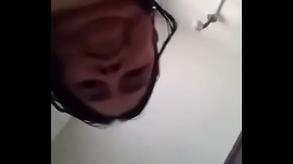 Mujer grande se toca 