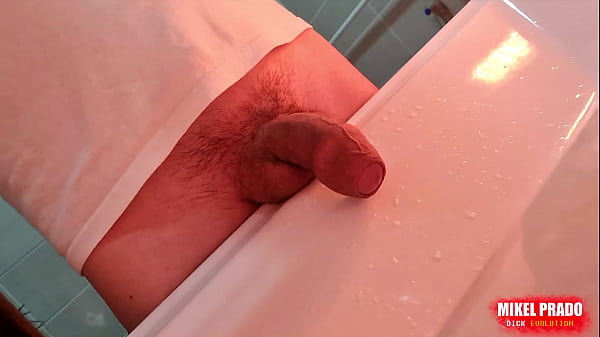 Junger Kerl pisst ins Waschbecken 