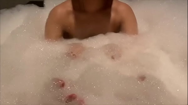 ラブホの泡風呂で彼氏の玉袋に入ってる精子を全て抜き取る大◯生彼女。【素人】