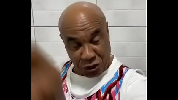 Bengala tocando o pandero do Xico