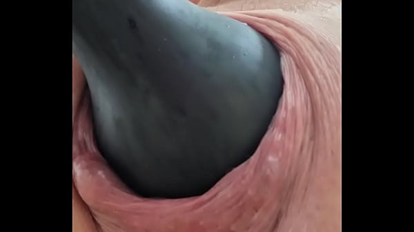 Buttplug extraction and slowly pulsating hole