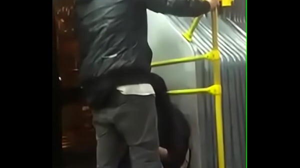 Mujer se orina en el transmilenio bus de bogota