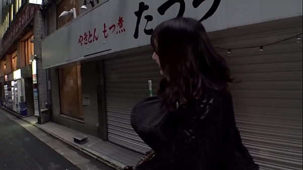 part1 『あなたの給料いくらですか？』生きていくにはカネがいる。そしてカネを得るために色んな『何か』を生み出している。この企画は生々しくリアルに人の財布に首をつっこむ ディープカルチャー ドキュメンタリー。今回は、接客時間最短5分！得意技は玄関フェラ！自宅からお客さんの元へ直接駆けつけるウーバー型デリヘル人気No.1艶女ミヅキちゃんに密着！