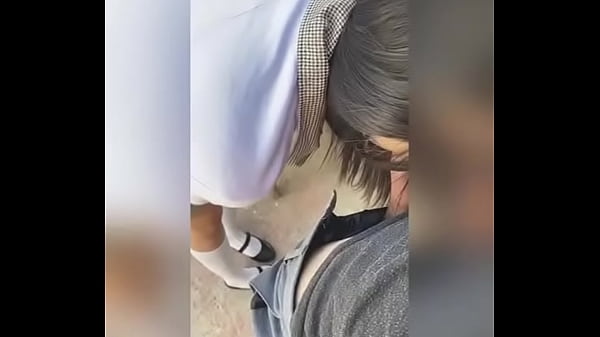 Colegiala Latina CHUPANDO una Verga en el COLEGIO, Falta a Clases para Chuparle la VERGA a otro Alumno! Video Amateur