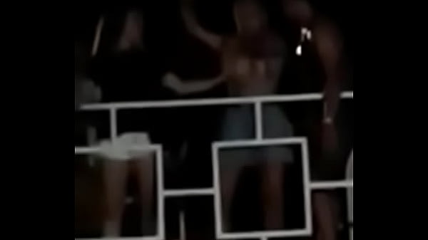 Evang&eacute;lica desviada paga peitinho no carnaval