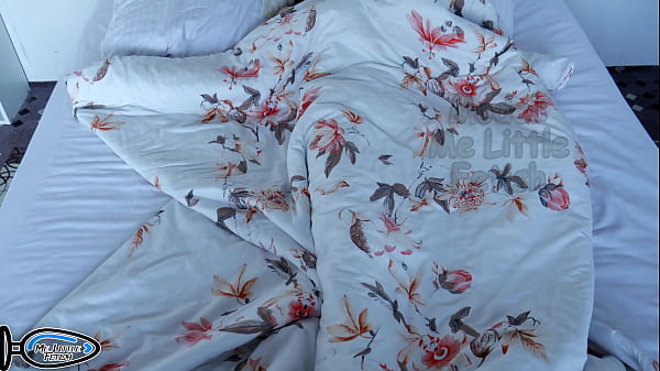 Сводная Сестра Попалась Во Время Утренней Мастурбации Киски, Но Не Заметила Подсматривающий Сводный Брат 