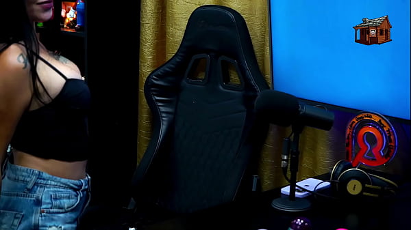 A novinha da Privacy avaliou o Pau do Ruan e tirou a roupa no Podcast, que delic&iacute;a! - Luuh Barbosa - Podcast P&aacute;pum no Barraco! Completo no Sheer - RED  