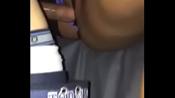 Os caras puxaram a calcinha da minha putinha de lado e meteram sem d&oacute; 