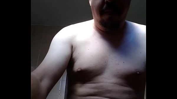 Homem sem camisa e se acariciando e mostrando o corpo