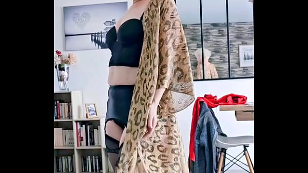 En tenu sexy je t attend pour que tu vienne me baiser ma chatte et mon cul  