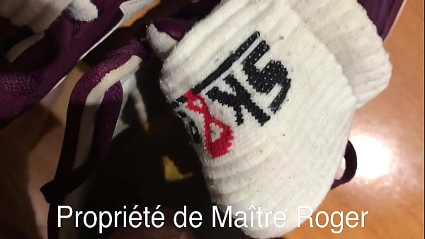 pisse sur les chaussettes et baskets