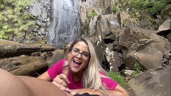 CHUPEI A ROLA DO MEU COLEGA DA FACULDADE NA CACHOEIRA O SAFADO ME DEU PORRA NA BOCA E TOMEI TUDO **COMPLETO NO RED E SHEER**