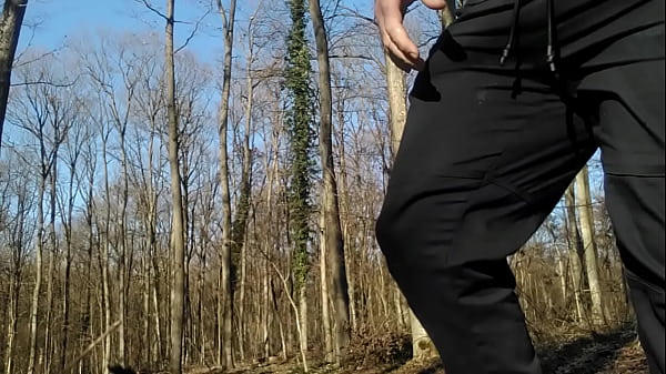 Pee break! Guy pee in the woods! 