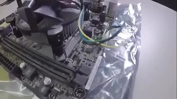 Especialista delicia montando PC com professor gostosinho  