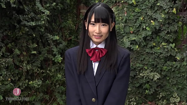 制服姿の愛らしいルックス