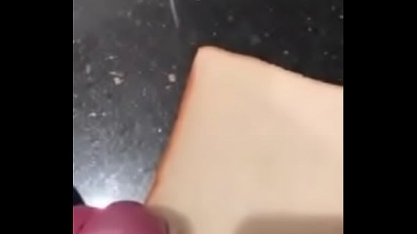 Willian gozando leite quente no p&atilde;o e comendo.