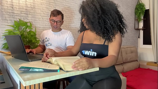 Garoto nerd fode sua colega enquanto estudava para a prova.