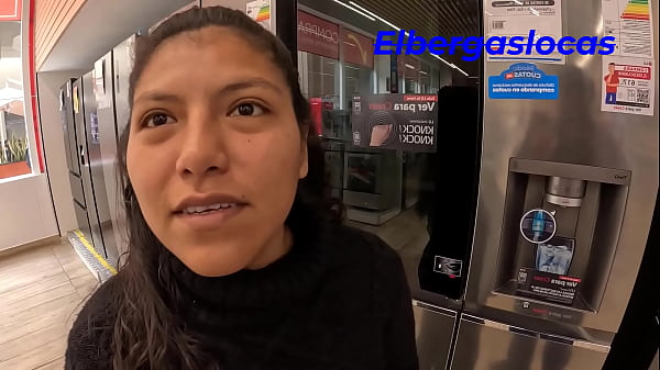 Queria comprar una refri para mi departamento pero no tenia dinero, hasta que me abordo un vendedor con la promesa de si follaba con ella lo rebajaria, pues acepte y no me arrepiento