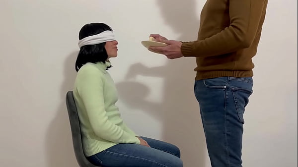 I call my new neighbor to play the game of unknown flavors, I put some food in her until I put my cock in her, she liked the taste because I can't stop sucking the slutty bitch