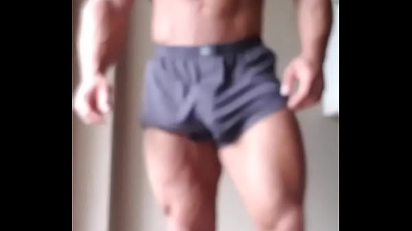 Atleta pauzudo se mostrando