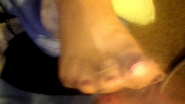 mi mujer me pajea con sus lindos pies