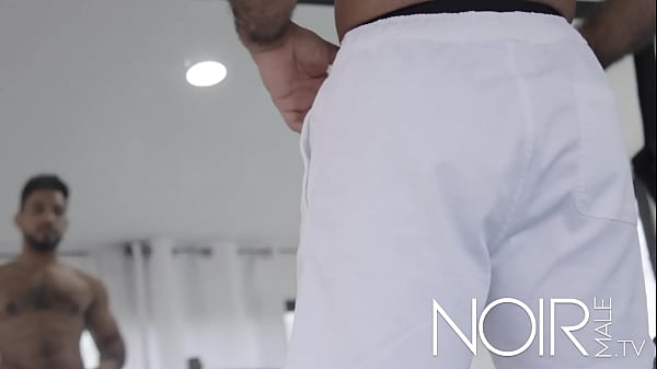 Veo esta super polla en el gimnasio, me pone tan cachonda 