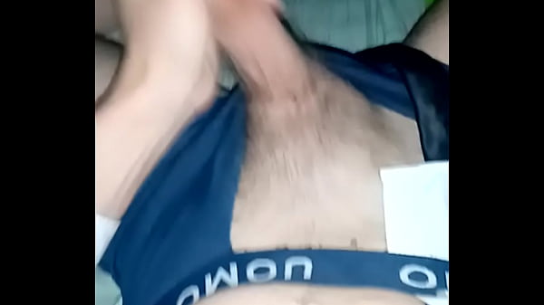 Masturb&aacute;ndome con mi ropa interior rota