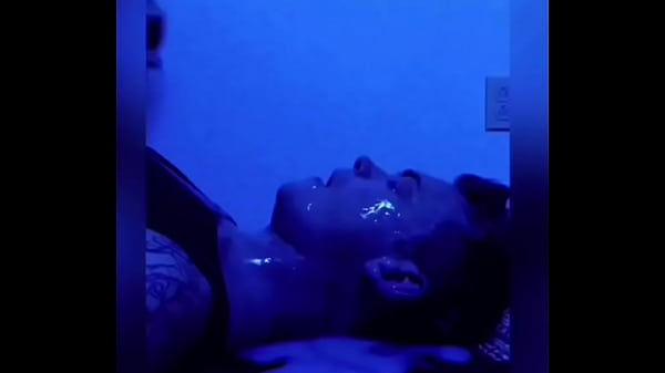 Bebendo todo o leite do pau 