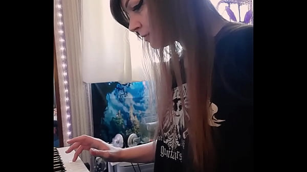 Gamergirlroxy Playing the SIMS build 2 music