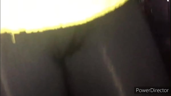 Leggins apretados y brillosos de una putita bien culona