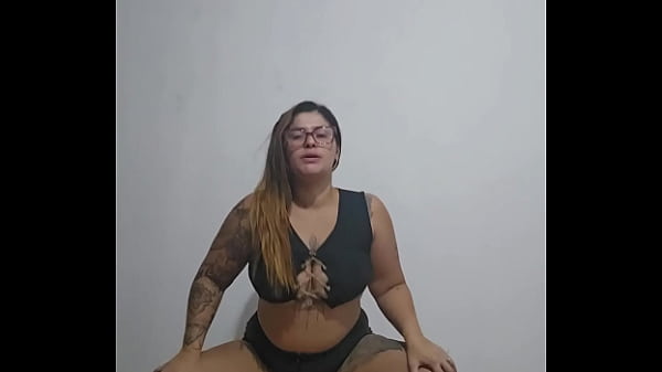 Batendo siririca na quina da mesa dando tapinha nos peitos  