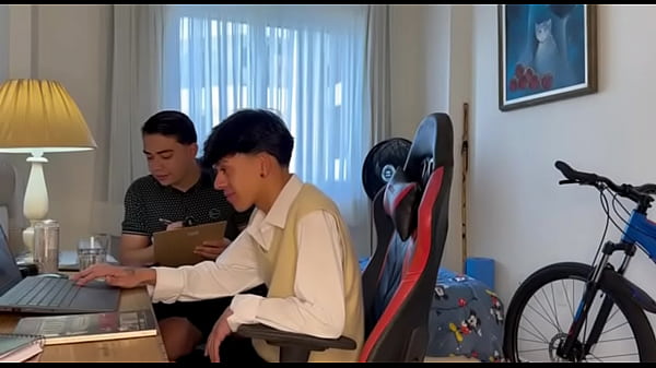 os primos hot revezando o cuzinho do safado parte 1