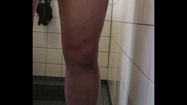 Duschen im Freibad mit angelegten Keuschheitsg&uuml;rtel