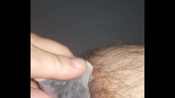 Gay masturbandose con un vibrador morado