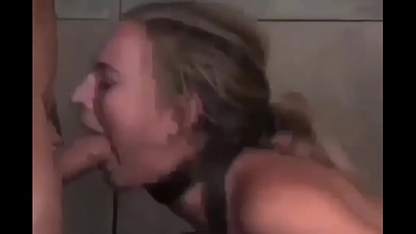 Mon esclave se fait encul&eacute;e en su&ccedil;ant mon pote