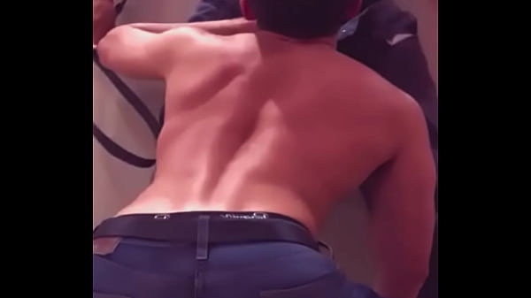 DEPSUES DE UNAS COPAS EN EL BAR EL HETERO ME FOLLA EN SU CASA